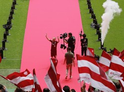 Iniesta berjalan meninggalkan podium sambil melambaikan tangannya. (Foto: Buddhika Weerasinghe/Getty Images)