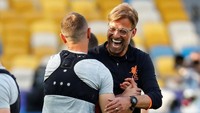 Kapten Liverpool, Jordan Henderson, sedang bersenda gurau dengan Juergen Klopp. (Kai Pfaffenbach/Reuters)