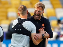 Kapten Liverpool, Jordan Henderson, sedang bersenda gurau dengan Juergen Klopp. (Kai Pfaffenbach/Reuters)