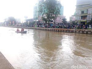 Warga Menyemut Lihat Pencarian Sopir Pikap Tercebur di Kalimalang Warga Menyemut Lihat Pencarian Sopir Pikap Tercebur di Kalimalang