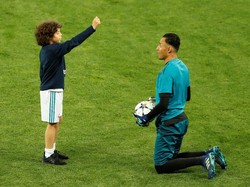 Navas juga asyik bercanda dengan anak Marcelo, Enzo Vieira, di mana ia berpura-pura mendapat kartu kuning. (Foto: Andrew Boyers/Reuters)