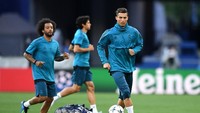 Tumpuan Madrid di partai final, Cristiano Ronaldo (kanan), juga tampak fokus berlatih bersama rekan-rekannya. (Foto: Michael Regan/Getty Images)