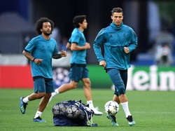 Tumpuan Madrid di partai final, Cristiano Ronaldo (kanan), juga tampak fokus berlatih bersama rekan-rekannya. (Foto: Michael Regan/Getty Images)