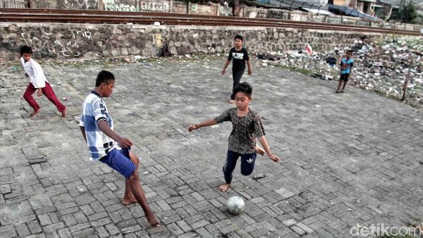 Ngabuburit Sambil Main Bola di Pinggir Rel