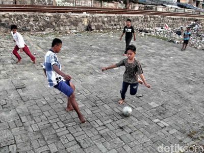 Ngabuburit Sambil Main Bola di Pinggir Rel