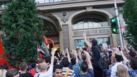 Suasana supporter Liverpool yang menunggu bus para pemain tiba di Hotel Intercontinental, Kiev, tak jauh dari St. Sophia Cathedral. Istimewa/Sigit Prasetyo