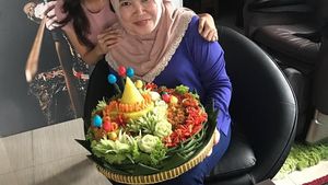 Ini 10 Gaya Kulineran Umi Kalsum, Ibu Ayu Ting Ting yang Hits di Instagram