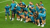 Usai berlatih, para pemain Madrid berpose bersama di stadion NSC Olimpiyskiy, Kiev, Ukraina. (Foto: Mike Hewitt/Getty Images)