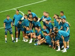 Usai berlatih, para pemain Madrid berpose bersama di stadion NSC Olimpiyskiy, Kiev, Ukraina. (Foto: Mike Hewitt/Getty Images)