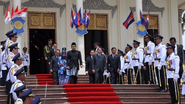 Dubes RI untuk Kamboja Sudirman Haseng seusai memberikan surat kepercayaan kepada Raja Norodom Sihamoni