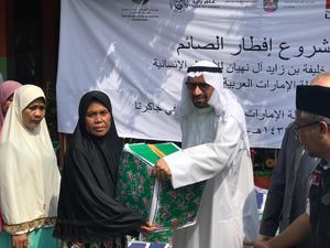 Kedubes Uni Emirat Arab Beri Sembako ke Warga Miskin Jakarta