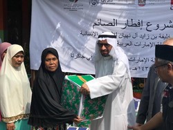 Kedubes Uni Emirat Arab Beri Sembako ke Warga Miskin Jakarta