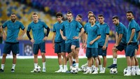 Madrid membawa 24 nama ke laga final kali ini. Semuanya tampak mengikuti latihan dengan mimik wajah serius. (Foto: Shaun Botterill/Getty Images)