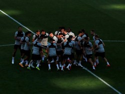 Para pemain Liverpool saat memulai latihan. Ini bakal jadi laga terbesar Liverpool dalam sedekade terakhir setelah final Liga Champions 2007. (Andrew Boyers/REUTERS)
