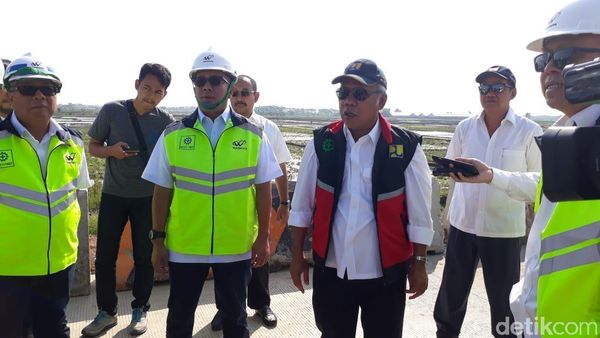 Berkacamata Hitam, Menteri PUPR Cek Tol untuk Jalur Mudik