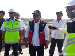 Berkacamata Hitam, Menteri PUPR Cek Tol untuk Jalur Mudik