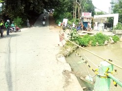 Tak Kuat Menanjak, Rem Blong Lalu Tercebur ke Kalimalang