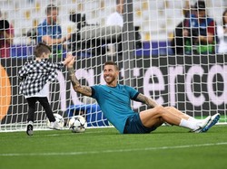 Kapten Madrid Sergio Ramos juga membawa anak-anaknya ke lapangan. Tampak ia sedang bercanda dengan anak pertamanya, Sergio, di depan gawang. (Foto: Michael Regan/Getty Images)