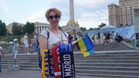 Warga lokal mulai berjualan pernak-pernik pertandingan di Maidan Nezalezhnosti. Istimewa/Sigit Prasetyo