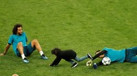 Kiper Keylor Navas, yang dituntut fokusnya di final nanti, juga asyik bermain-main dengan anaknya Meto Navas Salas di lapangan. Sementara Marcelo asyik menyaksikan rekannya itu bercanda. (Foto: Andrew Boyers/Reuters)