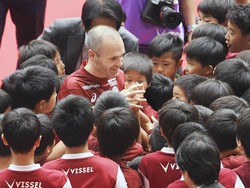 Iniesta pun meladeni bocah-bocah itu yang mengajaknya bersalaman. Iniesta sendiri menjadi bintang Eropa kedua yang dimiliki Vissel Kobe setelah Lukas Podolski. (Foto: Kyodo/via REUTERS)