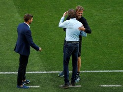 Juergen Klopp bertemu dengan dua mantan pemain Liverpool di pinggir lapangan, Steven Gerrard dan Steve McManaman. (Andrew Boyers/REUTERS)