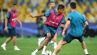 Palang pintu Madrid Raphael Varane juga berlatih serius. Di final, ia akan menghadapi kecepatan trio striker Liverpool yakni Mohamed Salah, Roberto Firmino, dan Sadio Mane. (Foto: Michael Regan/Getty Images)