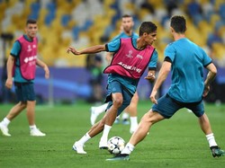 Palang pintu Madrid Raphael Varane juga berlatih serius. Di final, ia akan menghadapi kecepatan trio striker Liverpool yakni Mohamed Salah, Roberto Firmino, dan Sadio Mane. (Foto: Michael Regan/Getty Images)