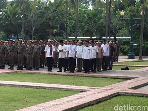 Satpol PP Berbaju Koko Bantu Pengamanan Tarawih Akbar di Istiqlal Satpol PP Berbaju Koko Bantu Pengamanan Tarawih Akbar di Istiqlal