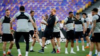 Manajer Juergen Klopp memimpin latihan terakhir jelang final Liga Champions. Tampak Klopp dan para pemain coba mencairkan suasana dengan gelak tawa. (Gleb Garanich/REUTERS)