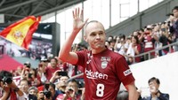 Iniesta pun diperkenalkan secara resmi ke publik pada Sabtu (26/5/2018). Iniesta memasuki Noevir Stadium Kobe sambil melambaikan tangannya. (Foto: Kyodo/via REUTERS)