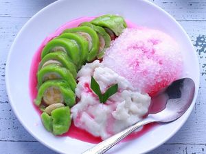 Segar Banget! Es Pisang Ijo dan Ungu Buat Buka Puasa dari Netizen Ini