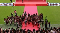Iniesta diserbu anak-anak kecil yang tentunya ingin bertemu dengan salah satu playmaker terbaik di dunia tesebut. (Foto: Buddhika Weerasinghe/Getty Images)