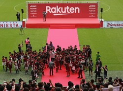 Iniesta diserbu anak-anak kecil yang tentunya ingin bertemu dengan salah satu playmaker terbaik di dunia tesebut. (Foto: Buddhika Weerasinghe/Getty Images)