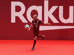 Usai memberi salam perkenalan, Iniesta memperlihatkan skill mengolah bola di podium. Pemain yang mengantar Timnas Spanyol juara Piala Dunia 2010 dan Piala Eropa 2008 serta 2012 itu melakukan juggling. (Foto: Buddhika Weerasinghe/Getty Images)