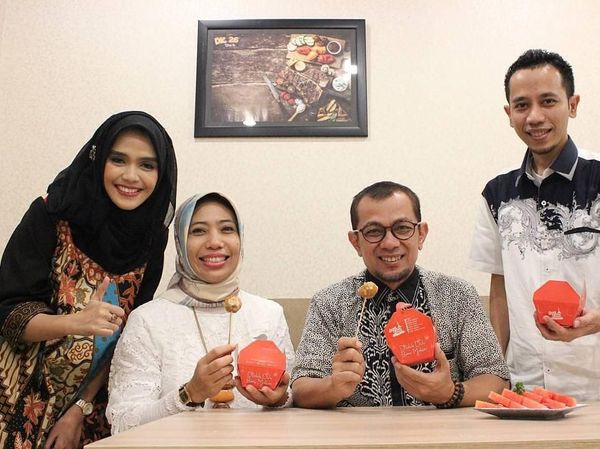 Intip Gaya Ustaz Wijayanto Saat Makan Bareng Mamah Dedeh dan Yadi Sembako