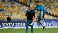 Pelatih Zinedine Zidane tampak fokus mengamati latihan Ronaldo, yang diharapkan bisa membawa kemenangan seperti dua edisi final sebelumnya. (Foto: Gleb Garanich/Reuters)