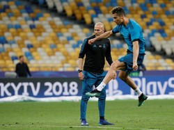 Pelatih Zinedine Zidane tampak fokus mengamati latihan Ronaldo, yang diharapkan bisa membawa kemenangan seperti dua edisi final sebelumnya. (Foto: Gleb Garanich/Reuters)