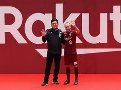 Iniesta diperkenalkan secara resmi oleh bos Vissel Kobe Hiroshi Mikitani. Mikitani sendiri adalah bos Rakuten, yang merupakan sponsor utama Barcelona. (Foto: Buddhika Weerasinghe/Getty Images)