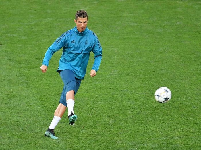 Penyerang Real Madrid Cristiano Ronaldo tak sengaja melepaskan tendangan yang menghantam wajah juru kamera. (Foto: Mike Hewitt/Getty Images) Penyerang Real Madrid Cristiano Ronaldo tak sengaja melepaskan tendangan yang menghantam wajah juru kamera. (Foto: Mike Hewitt/Getty Images)