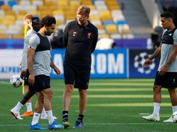 Apa yang Klopp bicarakan dengan Mohamed Salah? Yang pasti Klopp berhasap Salah bisa tampil menggila di partai final kali ini. (Kai Pfaffenbach/Reuters)