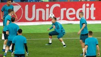 Meski begitu, Ronaldo tetap butuh bantuan rekan-rekannya di partai final nanti. Terlihat kerja sama Ronaldo dan pemain lain sedang diasah di sesi latihan. (Foto: Andrew Boyers/Reuters)
