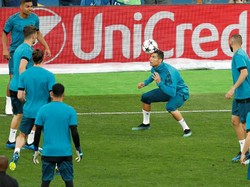 Meski begitu, Ronaldo tetap butuh bantuan rekan-rekannya di partai final nanti. Terlihat kerja sama Ronaldo dan pemain lain sedang diasah di sesi latihan. (Foto: Andrew Boyers/Reuters)