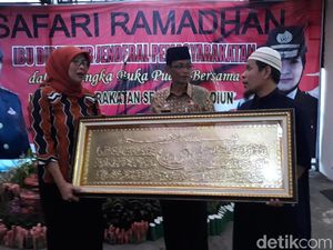 Ngaku Tobat, Napi Terorisme Ini Hadiahkan Kaligrafi ke Dirjen Pas