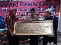 Ngaku Tobat, Napi Terorisme Ini Hadiahkan Kaligrafi ke Dirjen Pas