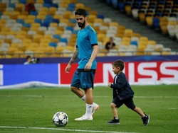 Demikian juga gelandang Madrid, Isco, yang membawa serta anaknya Francisco Alarcon Calderonbermain-main di lapangan. (Foto: Gleb Garanich/Reuters)
