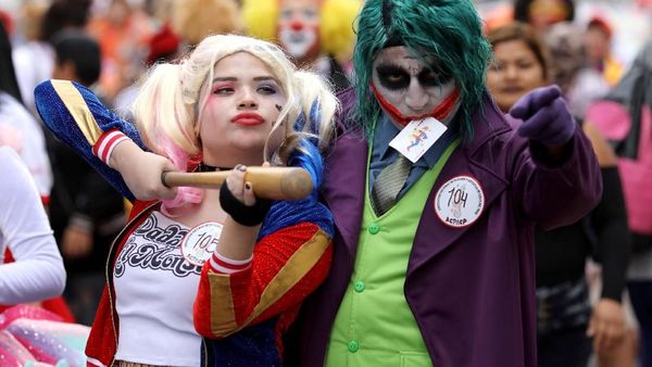 Kemeriahan Parade Badut Di Peru