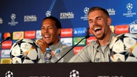 Usai sesi latihan, Virgil van Dijk dan Jordan Henderson melayani wartawan di sesi jumpa pers. (UEFA/Pool via REUTERS)