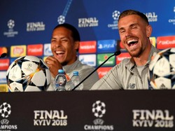 Usai sesi latihan, Virgil van Dijk dan Jordan Henderson melayani wartawan di sesi jumpa pers. (UEFA/Pool via REUTERS)