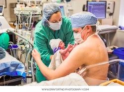 Momen Manis Saat Ayah Skin to Skin Contact dengan si Kecil